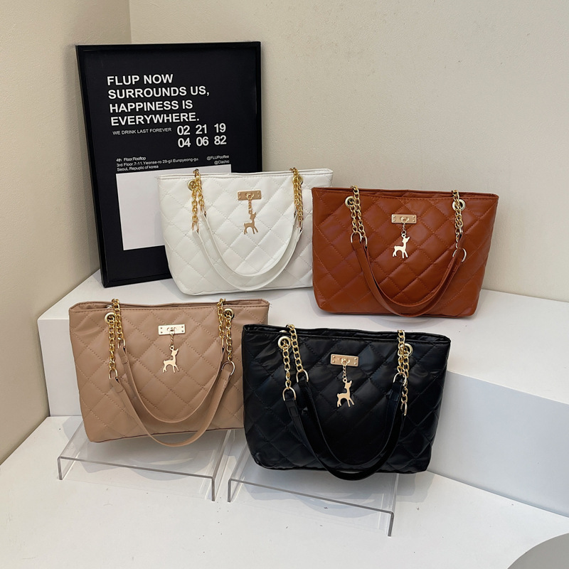 This is a new spring 2025 stylish and trendy single-shoulder tote bag with a unique design for women Application Scenario