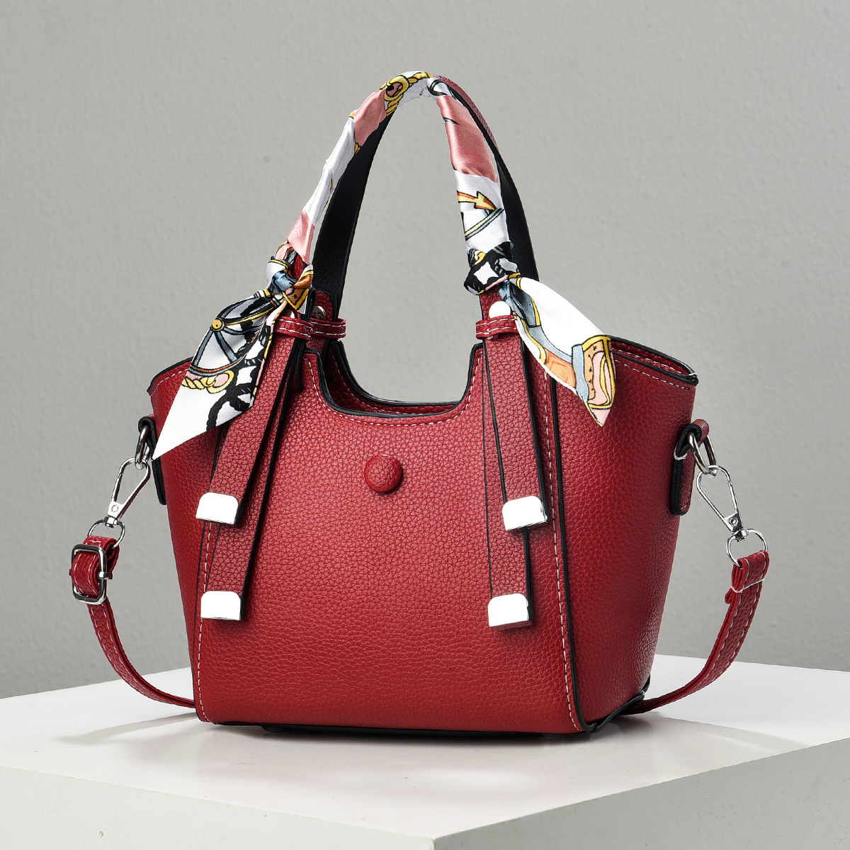 A high-end and stylish small bag for women, a new summer 2025 trendy and versatile crossbody bag, a super popular hand-held bucket bag Application Scenario