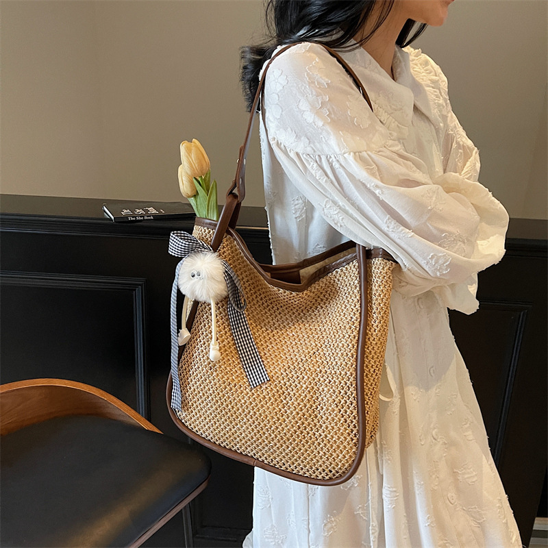 A niche and popular straw-woven bag for women, a new 2025 versatile commuting bag, a fashionable beach vacation large-capacity bucket bag Application Scenario