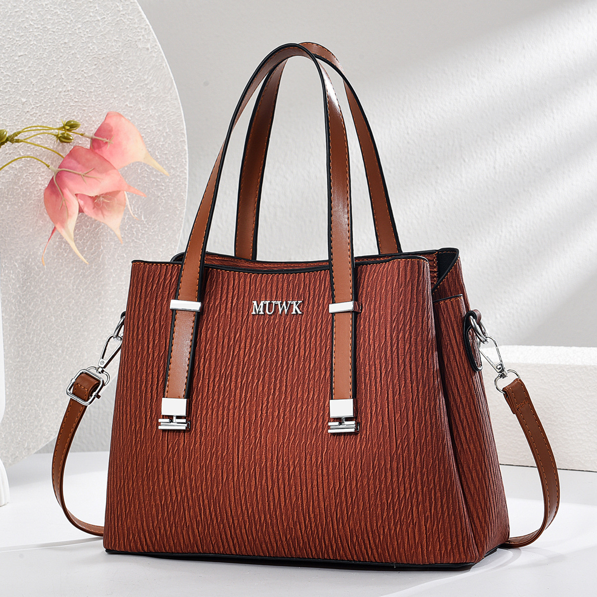 This is a popular women's handbag for foreign trade, a new model of 2025. It is versatile and elegant. It has a large capacity and can be worn on one shoulder at an Angle Specification drawing