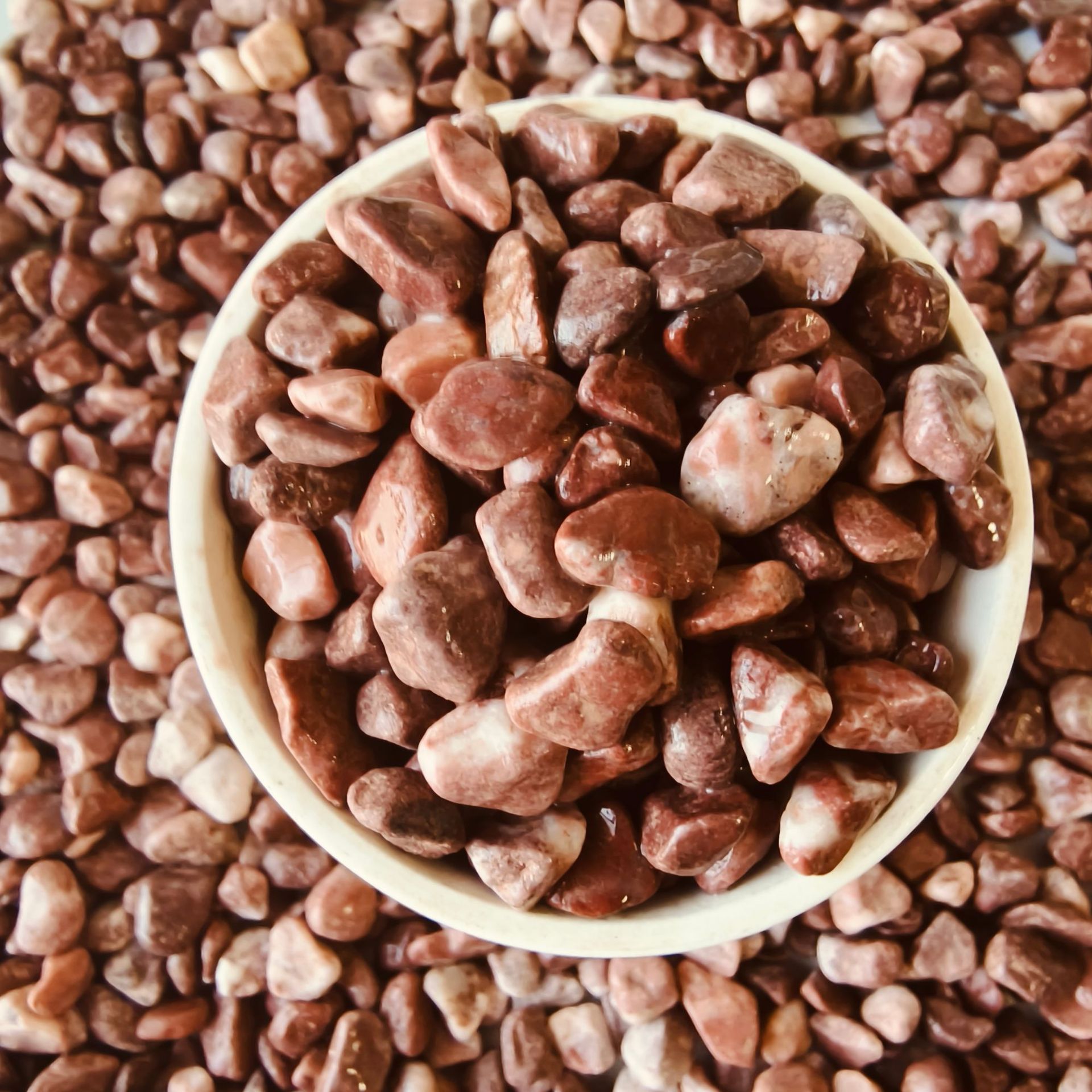 Factory stock of carmine red pebbles, courtyard paving pebbles, colored washed stones, and red crushed stones for garden landscaping Specification drawing