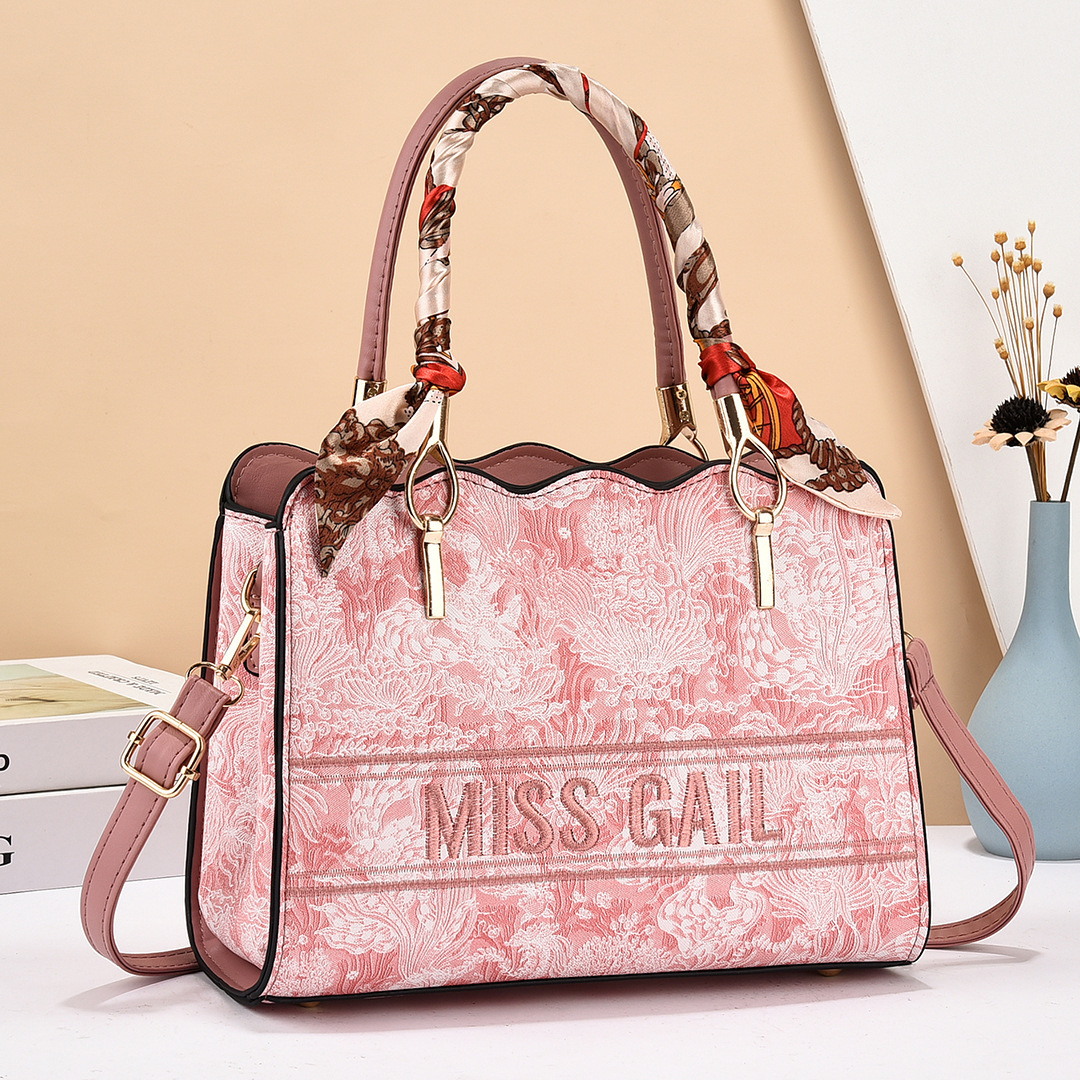 Chao Mama Bag, large-capacity single-shoulder versatile crossbody bag, handbag, high-end and fashionable, manufacturer's bag, grand 2023 Application Scenario