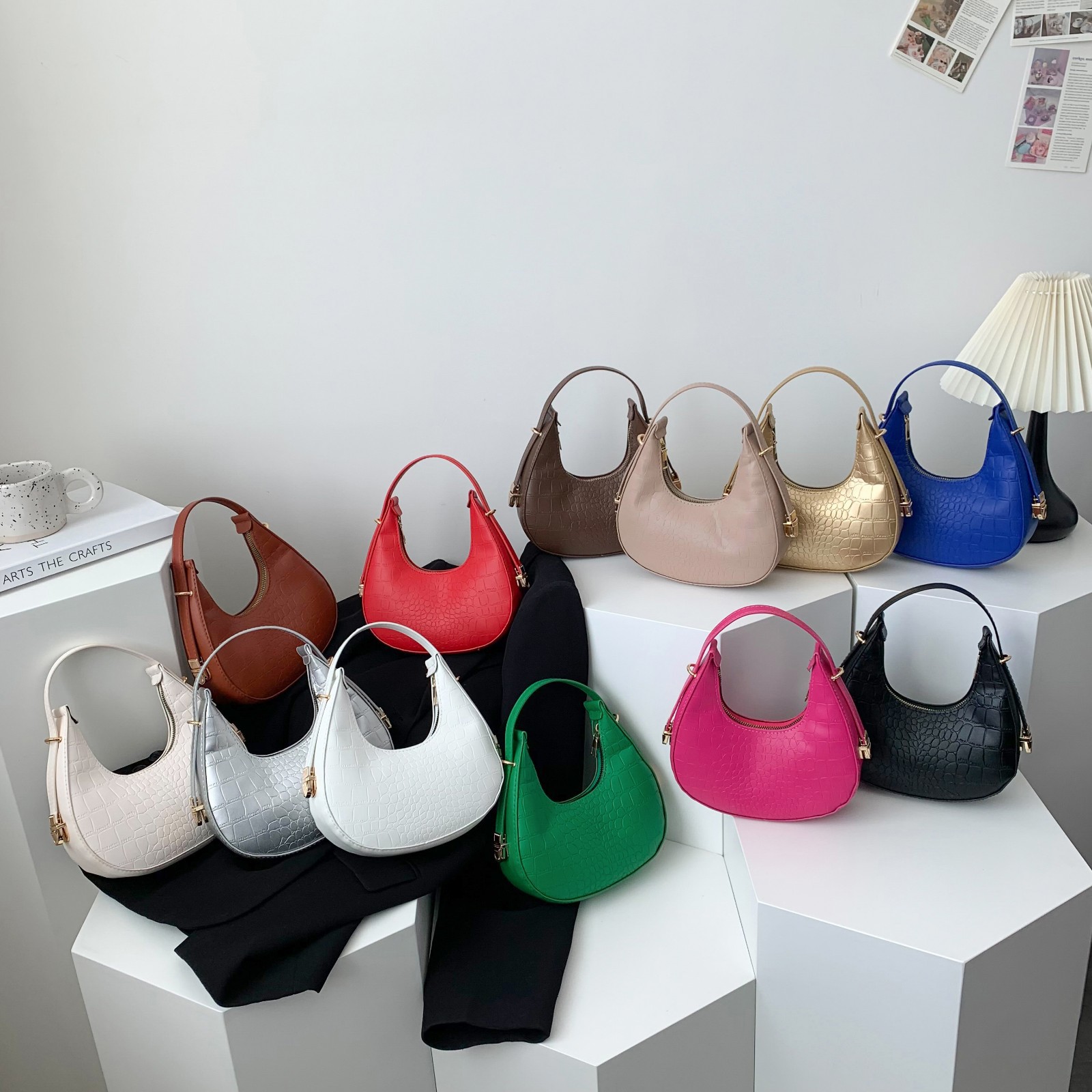 A fresh and unique small bag for women, a new summer simple and stylish single-shoulder bag, a fashionable, casual and retro crescent moon handbag Application Scenario