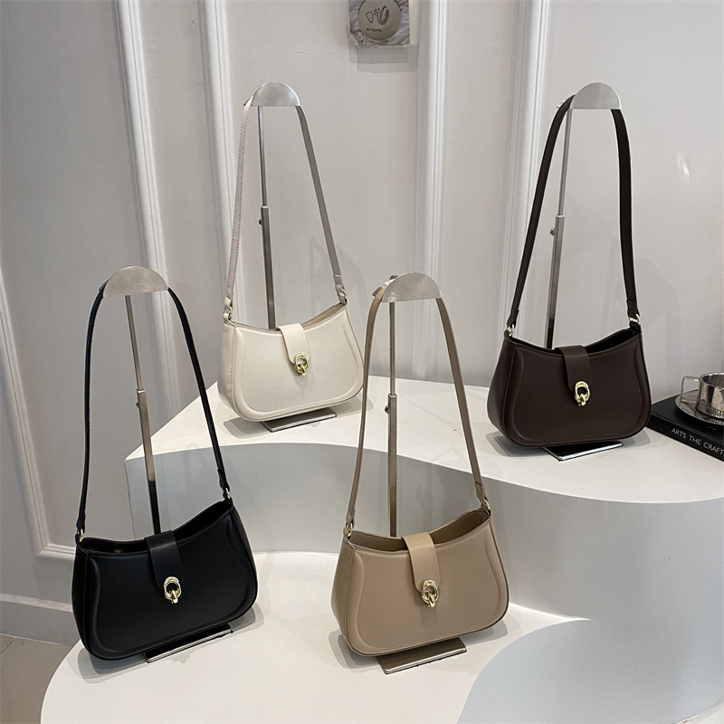 A new summer fashion and versatile single-shoulder, hand-carry and underarm bag for women with a niche design in 2025, a cross-border small square bag Application Scenario