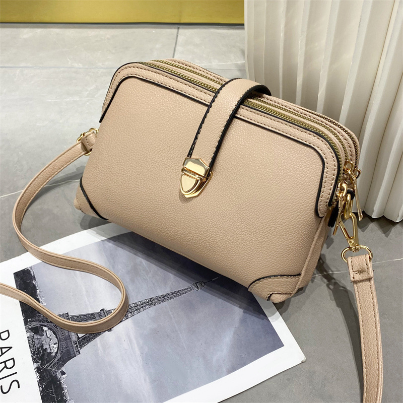 2023 New solid-color multi-layer spliced soft leather large-capacity single-shoulder crossbody simple cross-border women's small bag Application Scenario
