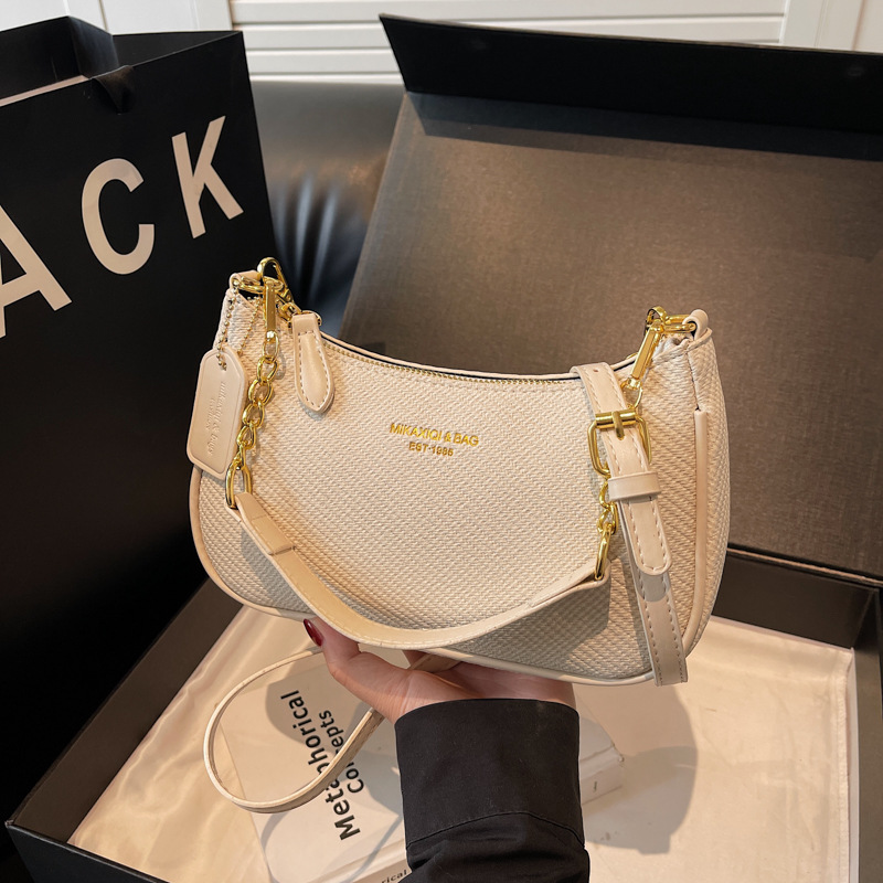 A stylish Korean-style casual and versatile small square bag, a new single-shoulder crossbody bag in 2025, exuding a sense of high-end elegance and a light luxury underarm bag details Picture