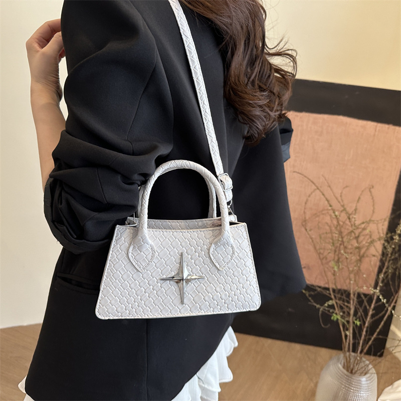 This is a new 2025 summer collection of simple and stylish printed checkered single-shoulder crossbody handbag with a commuting feel for women details Picture
