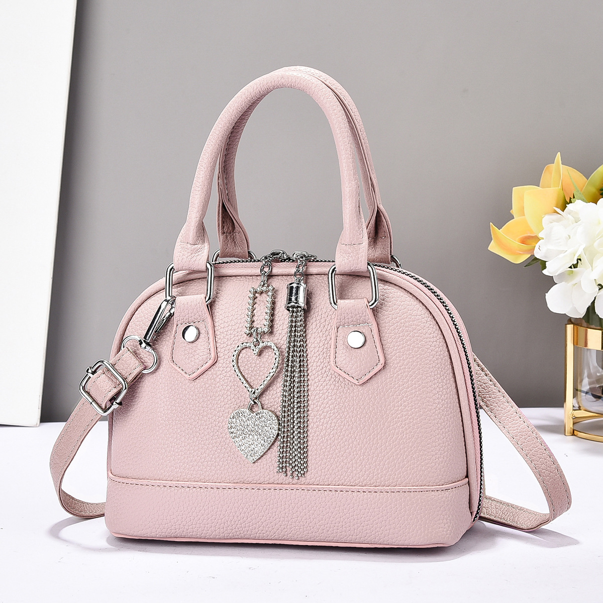 A new summer 2024 simple single-shoulder bag for women carrying a fashionable shell bag, a trendy and casual niche crossbody bag Application Scenario