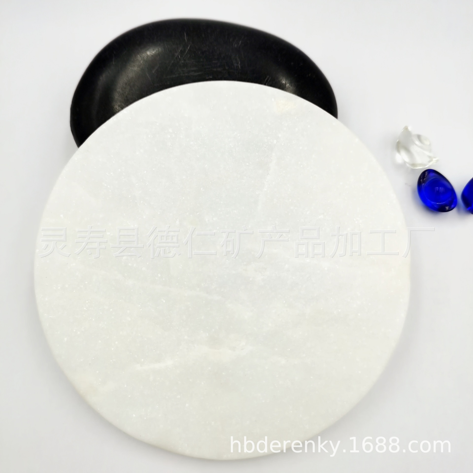 diy white hand-painted stone, pebble, oval shape, regular round plate, creative painting raw stone details Picture