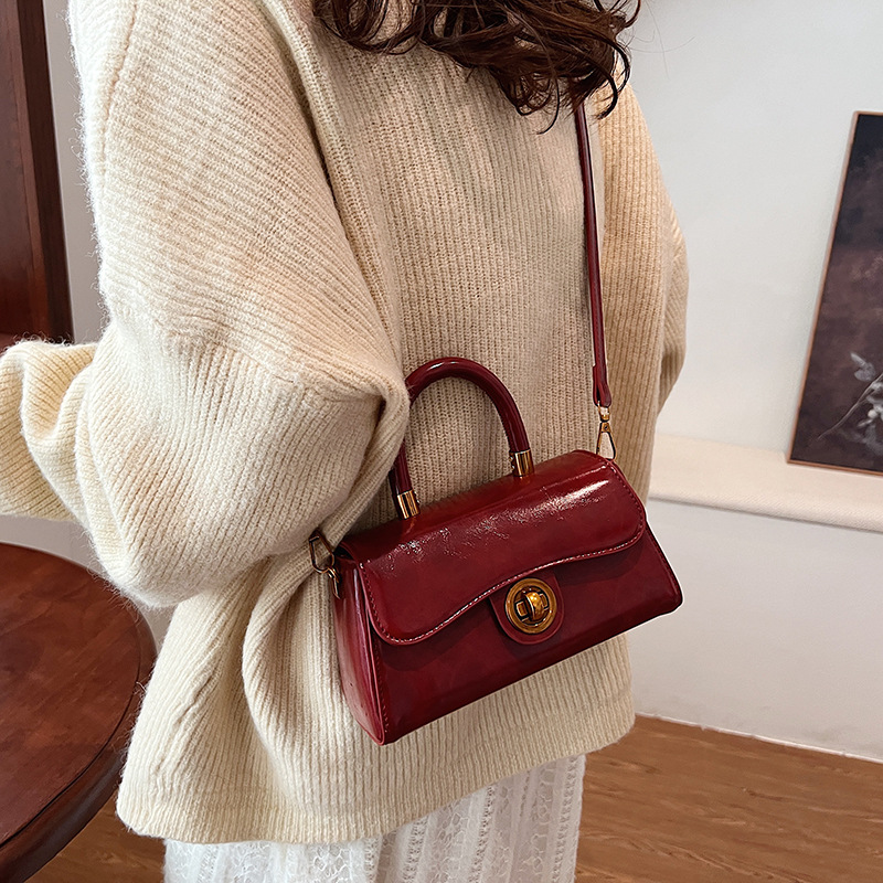 A new retro, simple and versatile single-shoulder bag for women, featuring a stylish and casual small square design. It's a high-end crossbody bag for women in 2024 Application Scenario