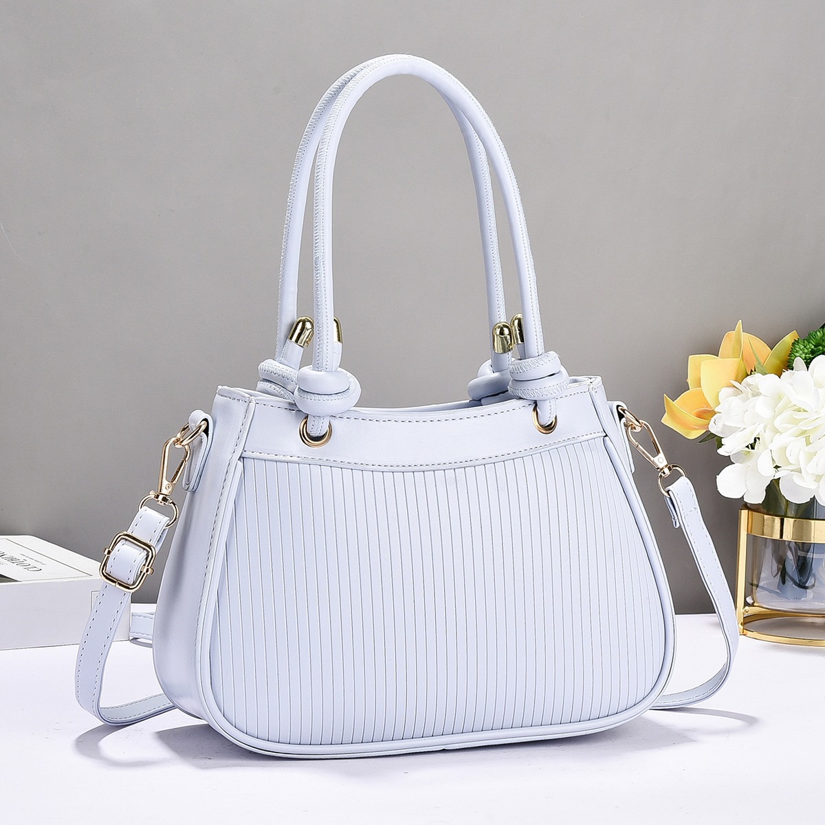 2025 New high-appearancelevel casual striped stylish handbag, horse fashion single-shoulder bag, large capacity cross-border trend Application Scenario