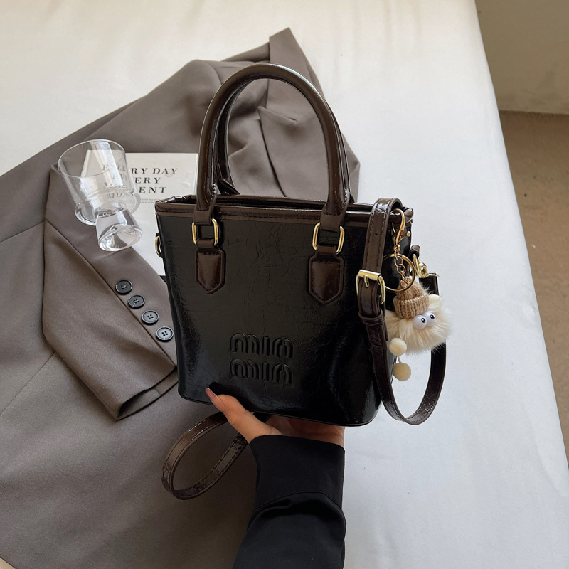High-end and trendy hand-held bucket bag, new Korean style fashionable single-shoulder bag 2025, niche design casual crossbody bag Specification drawing