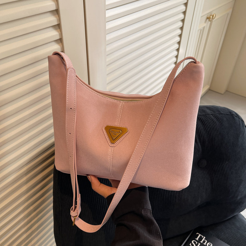 A simple and retro underarm bag for women, a new 2024 casual single-shoulder crossbody bag, a high-end tote bag for work and commuting details Picture