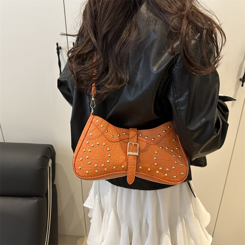 Personalized rivet design, casual texture and fashionable 2025 summer new stylish women's single-shoulder crossbody underarm bag Specification drawing