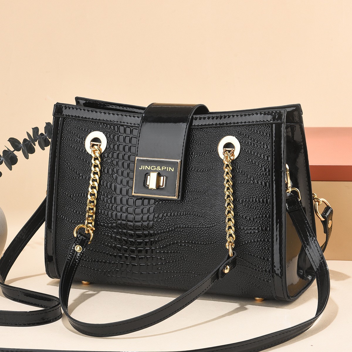 Chain Tote bag 2023 New, niche design, crocodile pattern women's bag, large-capacity commuter bag, single-shoulder bag full figure