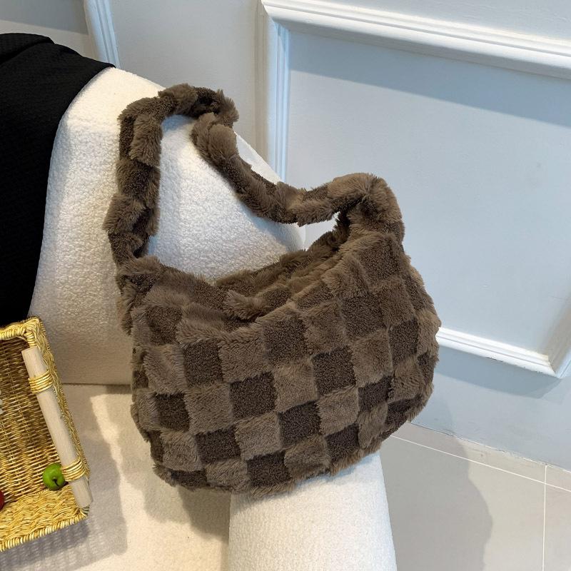 Color-blocking checkered trendy and individualistic women's bag 2023, large capacity, laid-back and casual, underarm crossbody single-shoulder plush tote bag full figure
