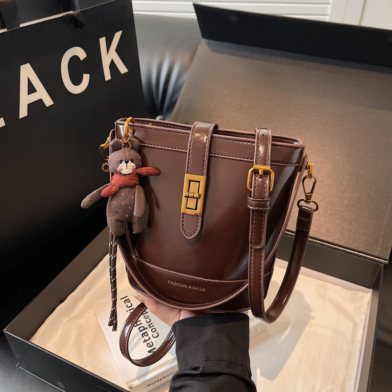 A high-end and fashionable bucket bag for women in 2025, a trendy, casual and versatile single-shoulder bag with a niche design details Picture