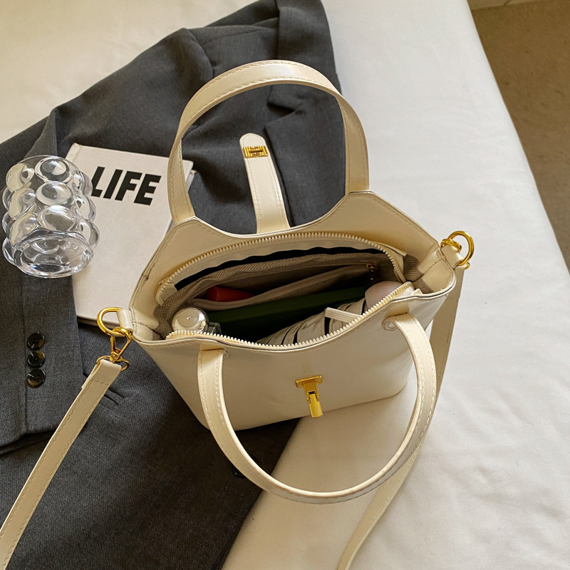 High-end commuter fashion hand-held bucket bag for women 2025 new style simple single-shoulder underarm bag crossbody bucket bag Application Scenario