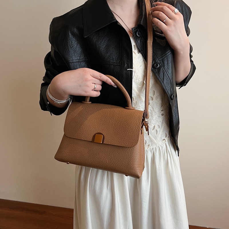 Simple handbag, casual small square bag, 2025 summer new style, fashionable single-shoulder bag, elegant commuter bag, stylish crossbody bag Application Scenario