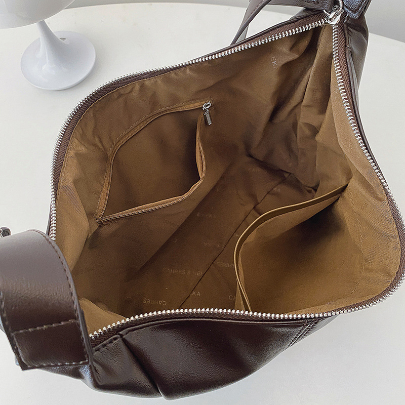 A trendy and niche single-shoulder underarm bag for women in 2025, a new casual soft dumpling bag, simple and versatile crossbody bag Application Scenario