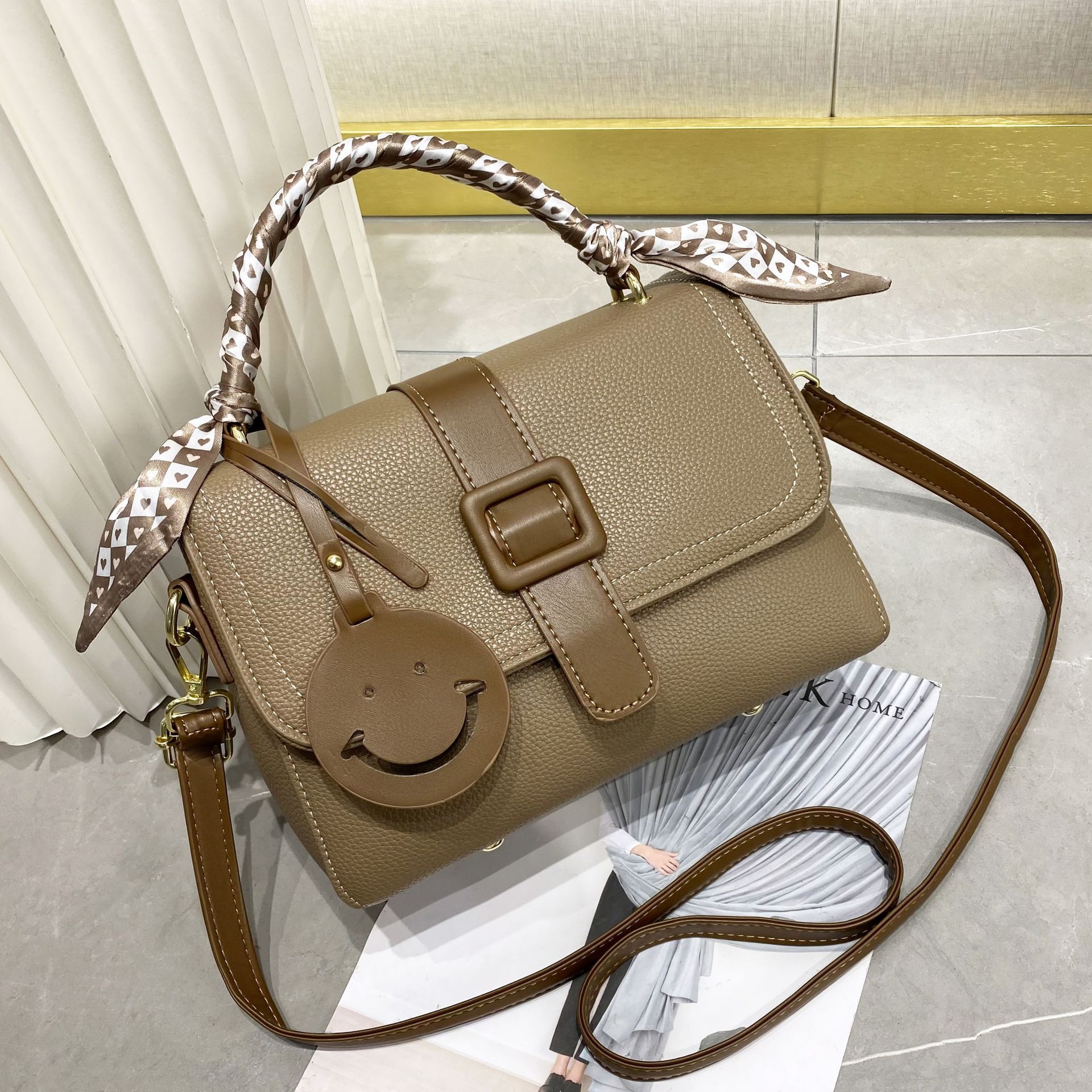 Women's handbag 2023 Spring and Autumn Fashion, fresh and elegant, hand-held women's bag color matching, single-shoulder crossbody bag with lock, versatile style full figure