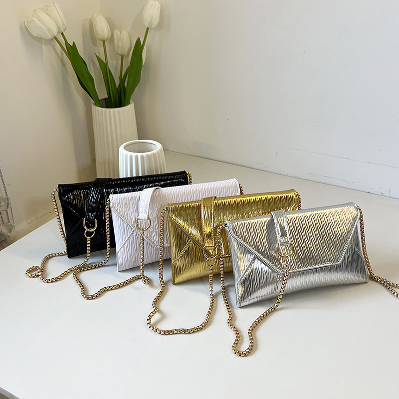 Cross-border European and American fashion pleated hand-held envelope bag for dinner, stylish and individual chain single-shoulder crossbody women's bag Application Scenario