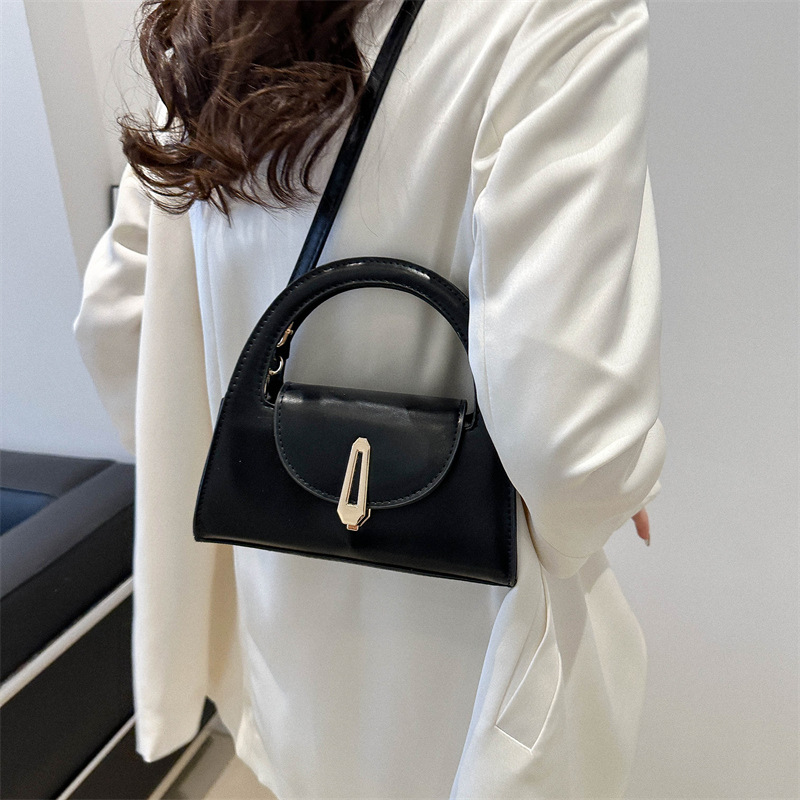 This is a trendy and stylish round-shaped handbag for the summer of 2024. It is a trendy and casual small square bag with a single shoulder Specification drawing