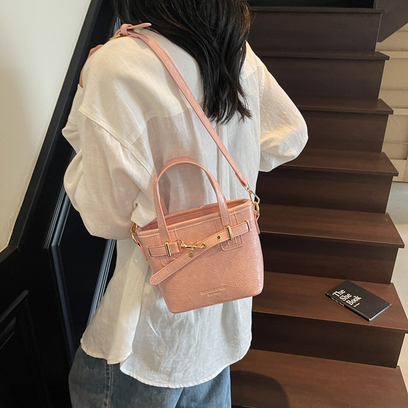 Bag Girl 2025 New high-end handbag, trendy bucket bag, Korean-style stylish crossbody bag, retro single-shoulder bag details Picture