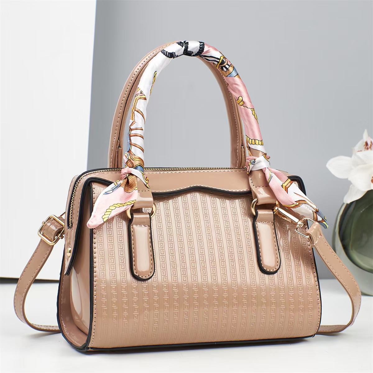 This is a new style of fashionable embossed hand-held bag for women in foreign trade in 2025, a large-capacity bag for middle-aged mothers, and a single-shoulder crossbody bag Application Scenario