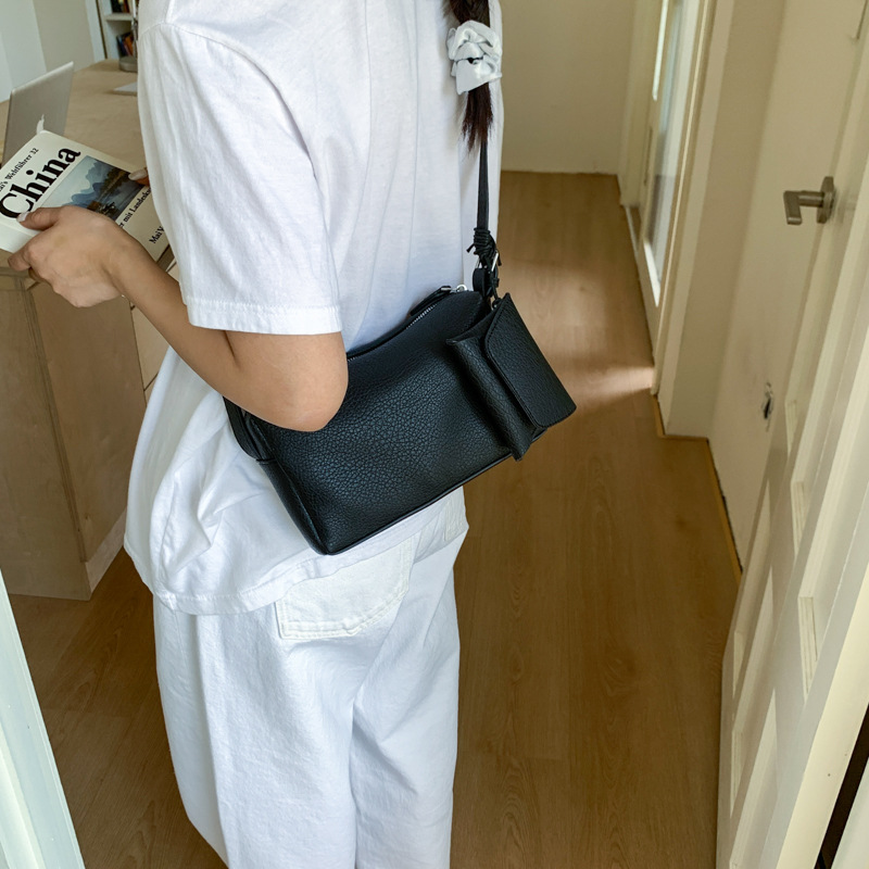"Bag Girl 2025 Summer New Trendy pillow bag, solid color versatile handbag, simple shoulder bag, stylish crossbody bag. Application Scenario