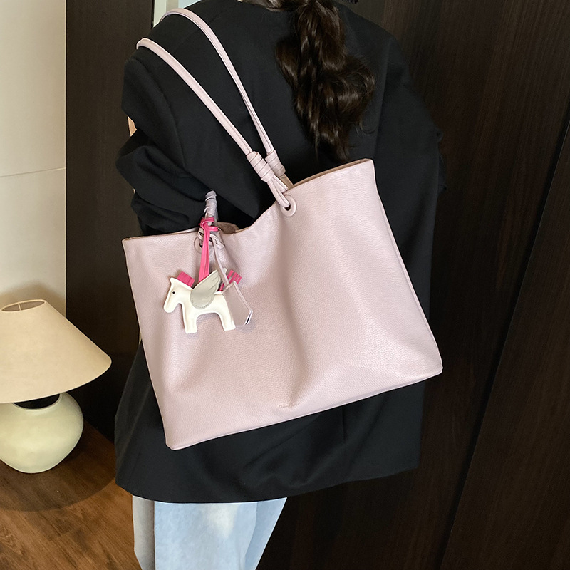 Simple, fashionable and high-end large-capacity tote bag for women, new Spring/Summer 2025 Korean-style trendy single-shoulder underarm bag Application Scenario