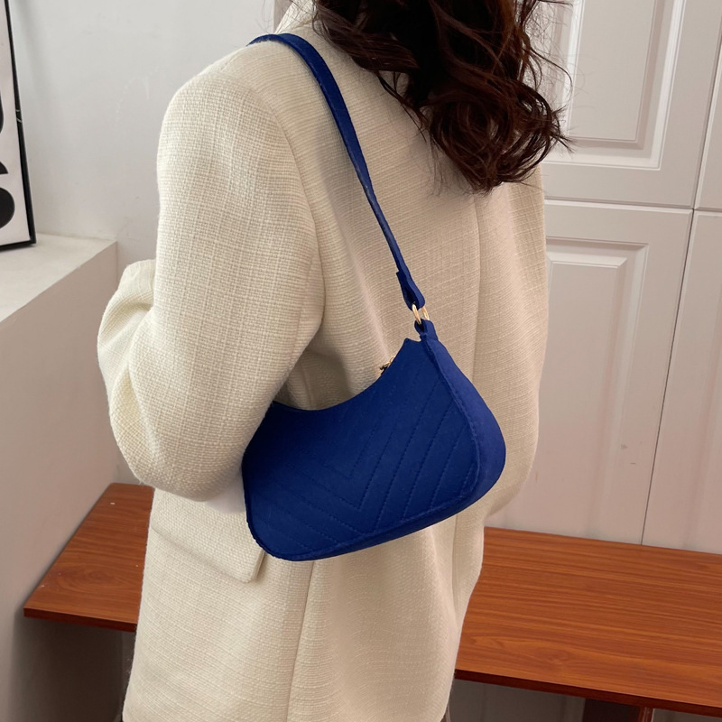 This is a new, trendy and stylish single-shoulder bag for women in spring 2023. It is a casual and commuting crossbody bag for women Specification drawing