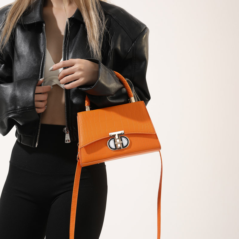 Solid-color lock buckle elegant single-shoulder crossbody bag 2023 This year's popular Korean-style simple and stylish small square bag for women's casual wear details Picture