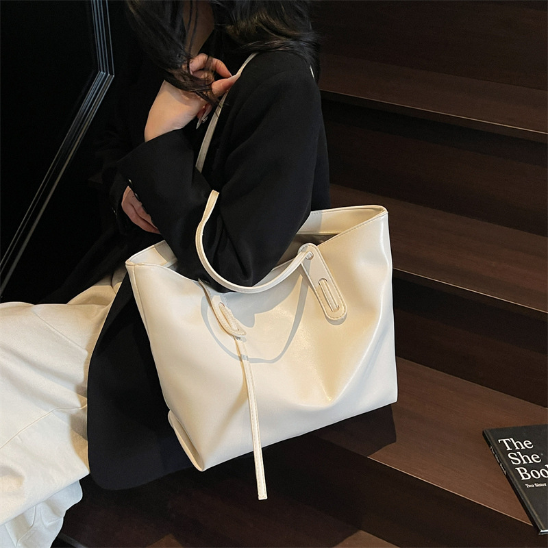 Simple and large-capacity female 2025 new spring/Summer college student class shoulder bag, casual commuting bag, tote bag details Picture