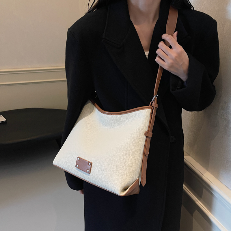 The 2025 new large-capacity exquisite underarm bag is a fashionable, simple and high-appeartion-level niche design single-shoulder crossbody bag Application Scenario
