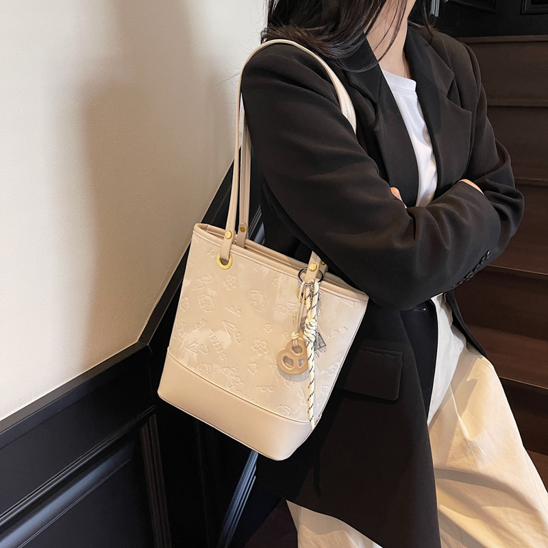 Korean style single-shoulder underarm bag for women 2025 new retro niche commuting bag with large capacity hand-held bucket bag Application Scenario