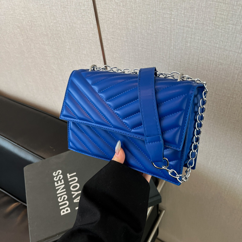 The 2025 new trendy, fashionable and elegant small square bag has a solid color and a stylish texture. It's a retro and grand women's bag and a crossbody bag full figure