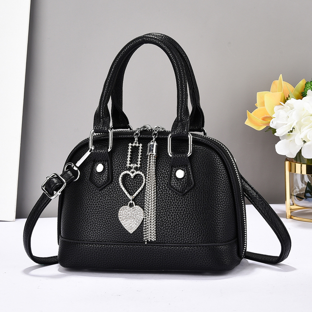 A new summer 2024 simple single-shoulder bag for women carrying a fashionable shell bag, a trendy and casual niche crossbody bag full figure