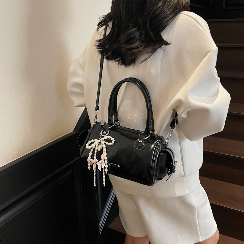 A stylish and light luxury soft leather solid color Boston handbag for women, a new 2025 high-end commuter single-shoulder crossbody bag details Picture