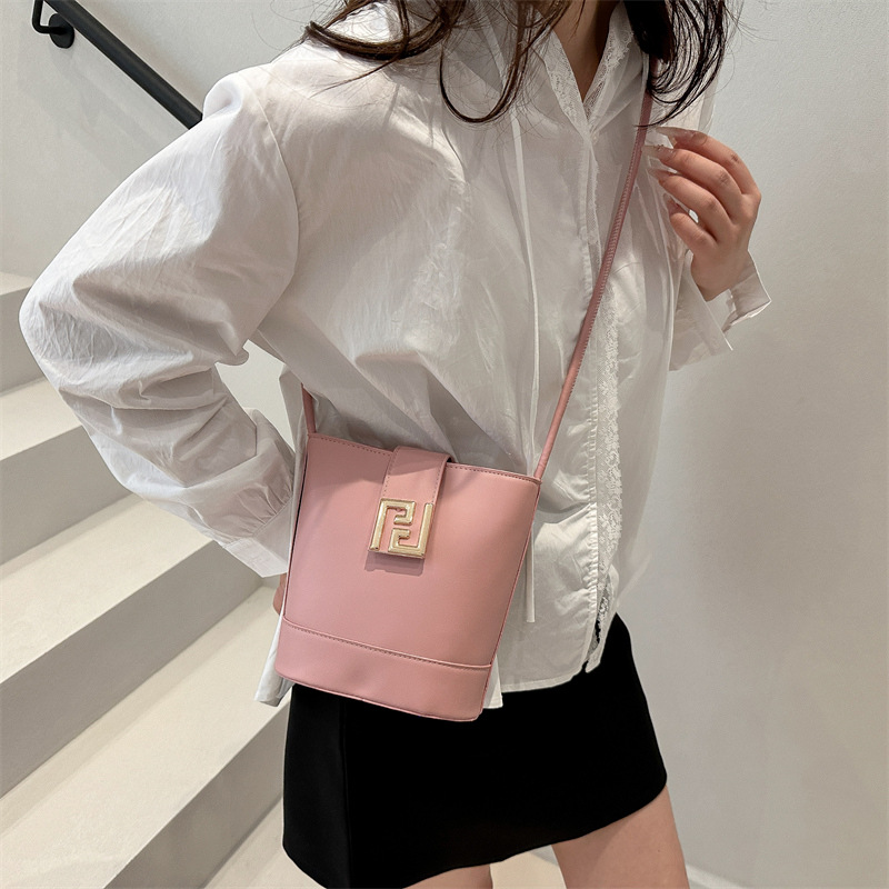 A high-quality and elegant bucket tote bag for women, a new summer 2025 trendy and versatile single-shoulder crossbody bag for ladies details Picture
