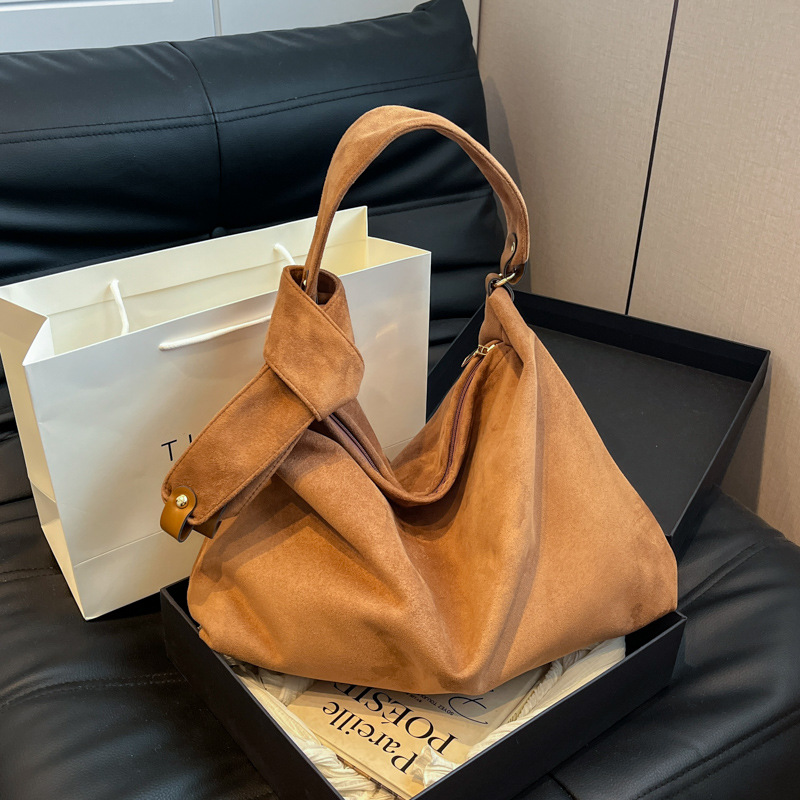 This 2024 new stylish, retro and versatile single-shoulder tote bag features a laid-back large-capacity suede pillow bag with a laid-back style full figure