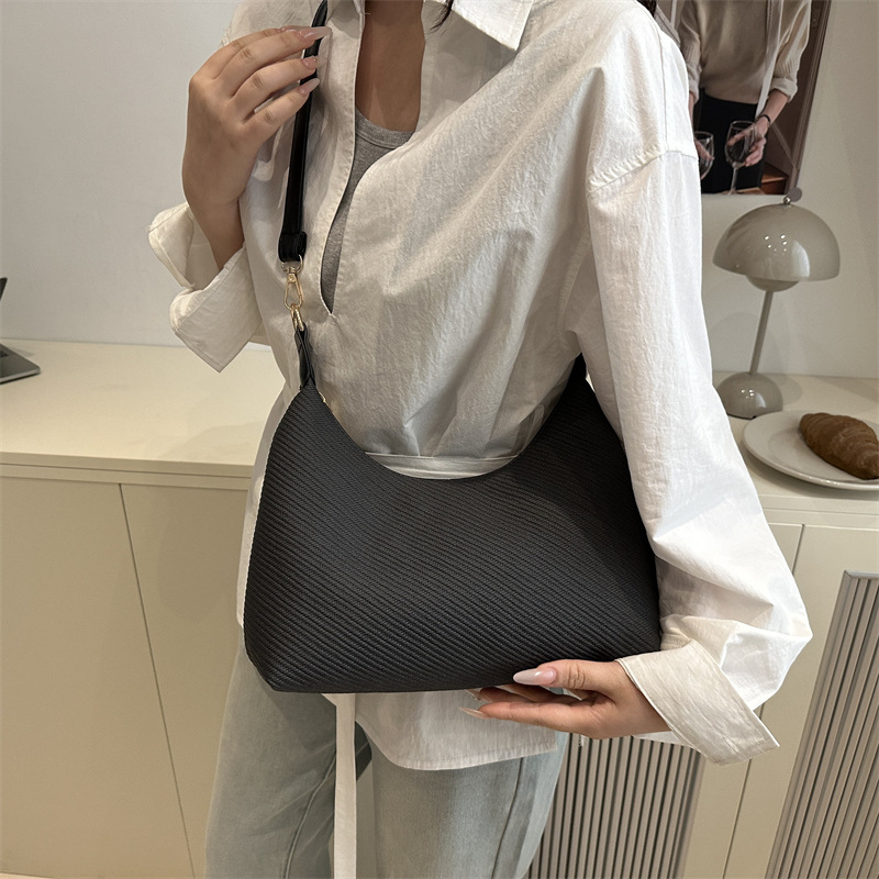 This large-capacity handbag is a new spring 2025 fashionable and simple single-shoulder underarm bag for commuting and casual use Specification drawing