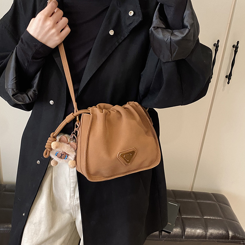 This year, the bucket bag for women is in fashion. The new 2024 model features a niche design, a single-shoulder crossbody bag, and a high-quality pleated bag Application Scenario
