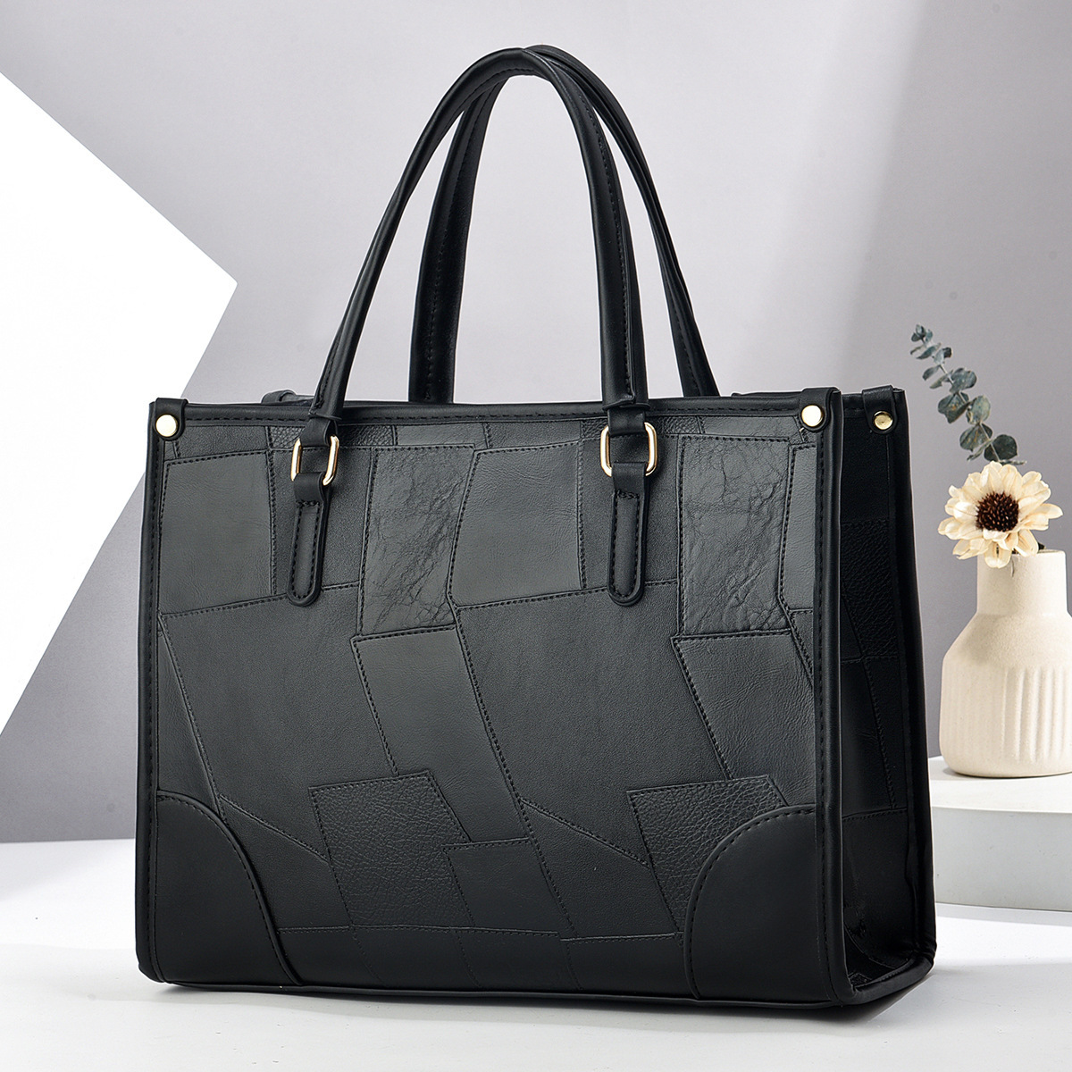 A large capacity women's 2025 new casual and versatile single-shoulder bag, a college student's class bag, and a commuter tote bag details Picture