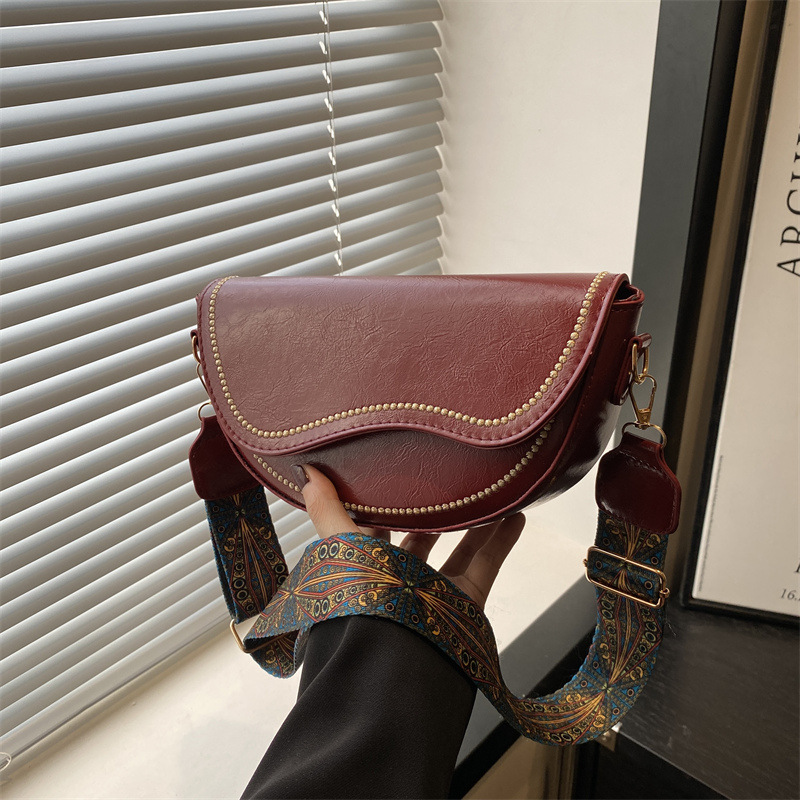 Solid color retro 2025 new style, trendy, fashionable, simple and elegant texture, wide crossbody single-shoulder women's saddle bag full figure