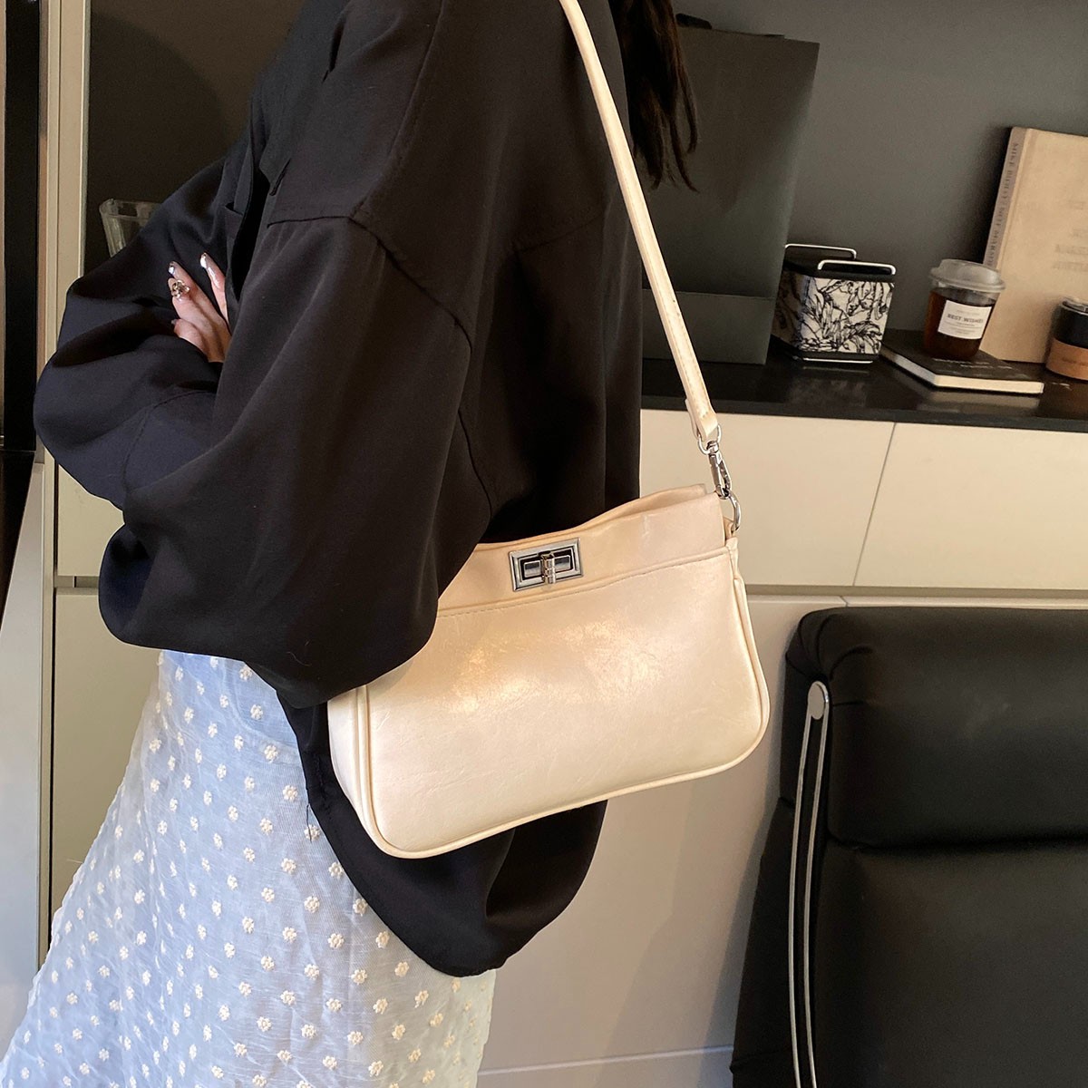 New niche design, high-end texture, women's underarm bag, oil-wax leather chain crossbody bag, fashionable commuting small square bag Application Scenario
