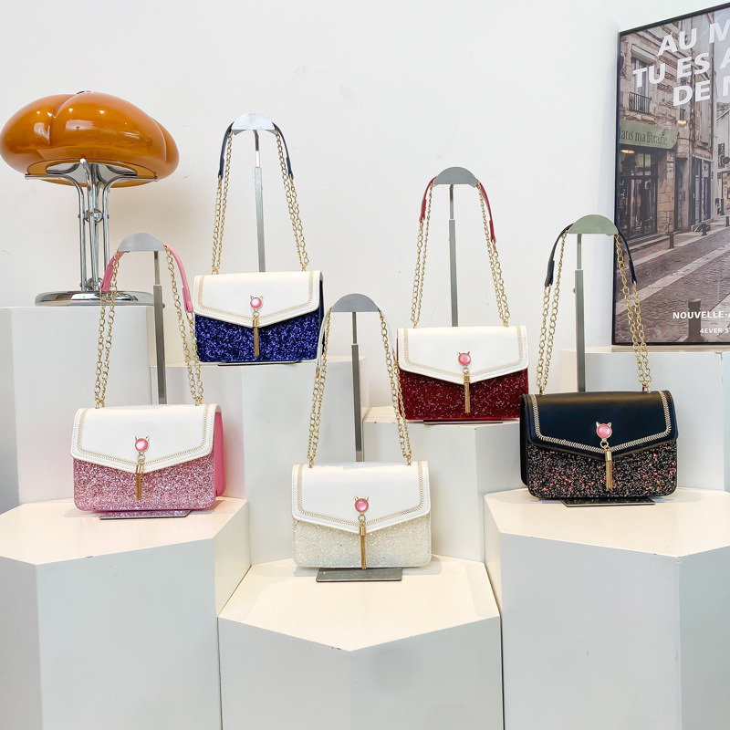 This year, the "Women's Summer 2025" trendy and fashionable commuter crossbody bag with a high-end chain and small square bag is in vogue Application Scenario