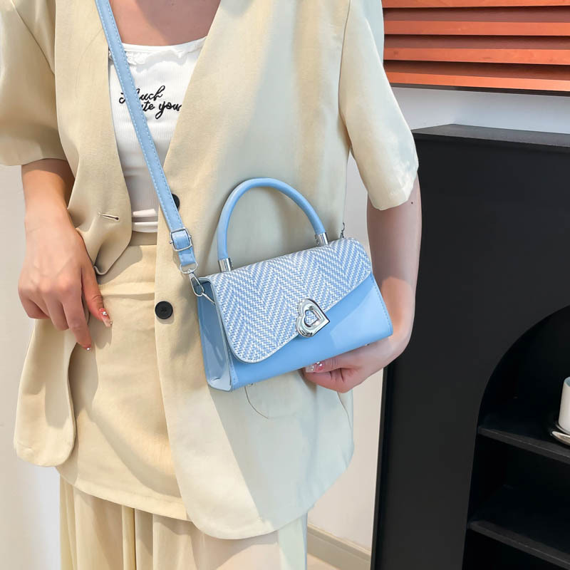 This stylish and high-quality handbag is a new Spring/Summer 2025 trendy, fresh and elegant small square bag for women details Picture