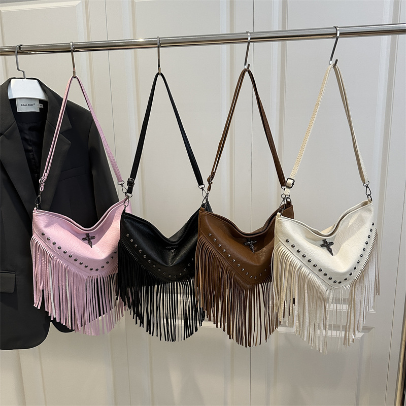 Large-capacity women's 2025 summer new style fashionable retro single-shoulder crossbody bag, high-end quality rivet tassel bag Application Scenario