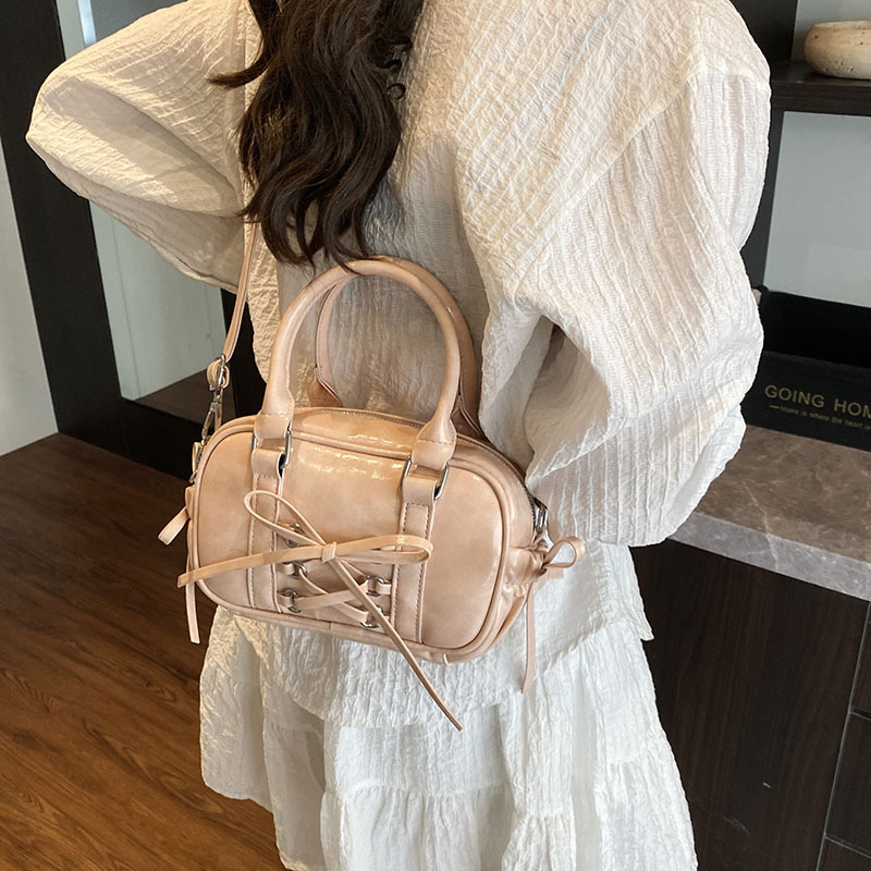 Korean style trendy bow single-shoulder underarm bag for women 2025 new simple handbag for commuting crossbody pillow bag Application Scenario